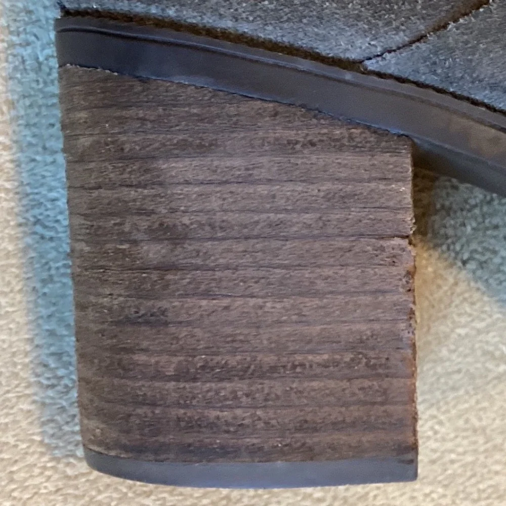 Clarks Artisan Gray Suede Stack Heel Boot, Size US 9.5, EU 41, UK‎ 7